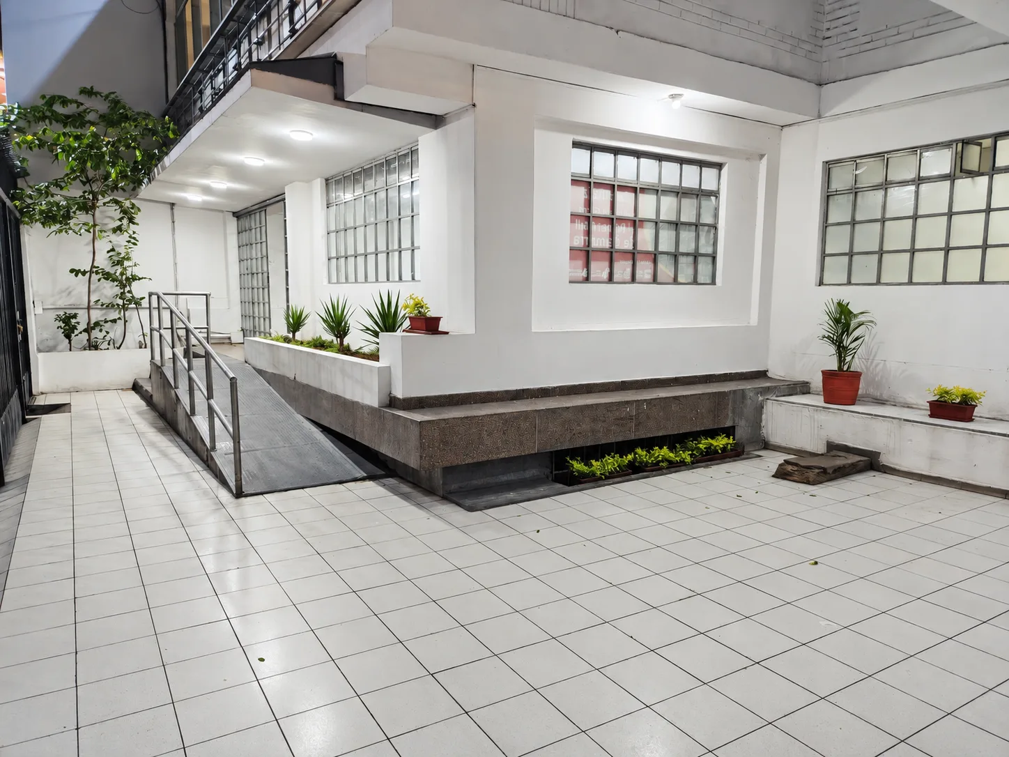 ALQUILER LOCAL COMERCIAL IDEAL INSTITUCION FINANCIERA   EN SANTA ANITA - CERCA AL OVALO, AL COSTADO DE TAMBO