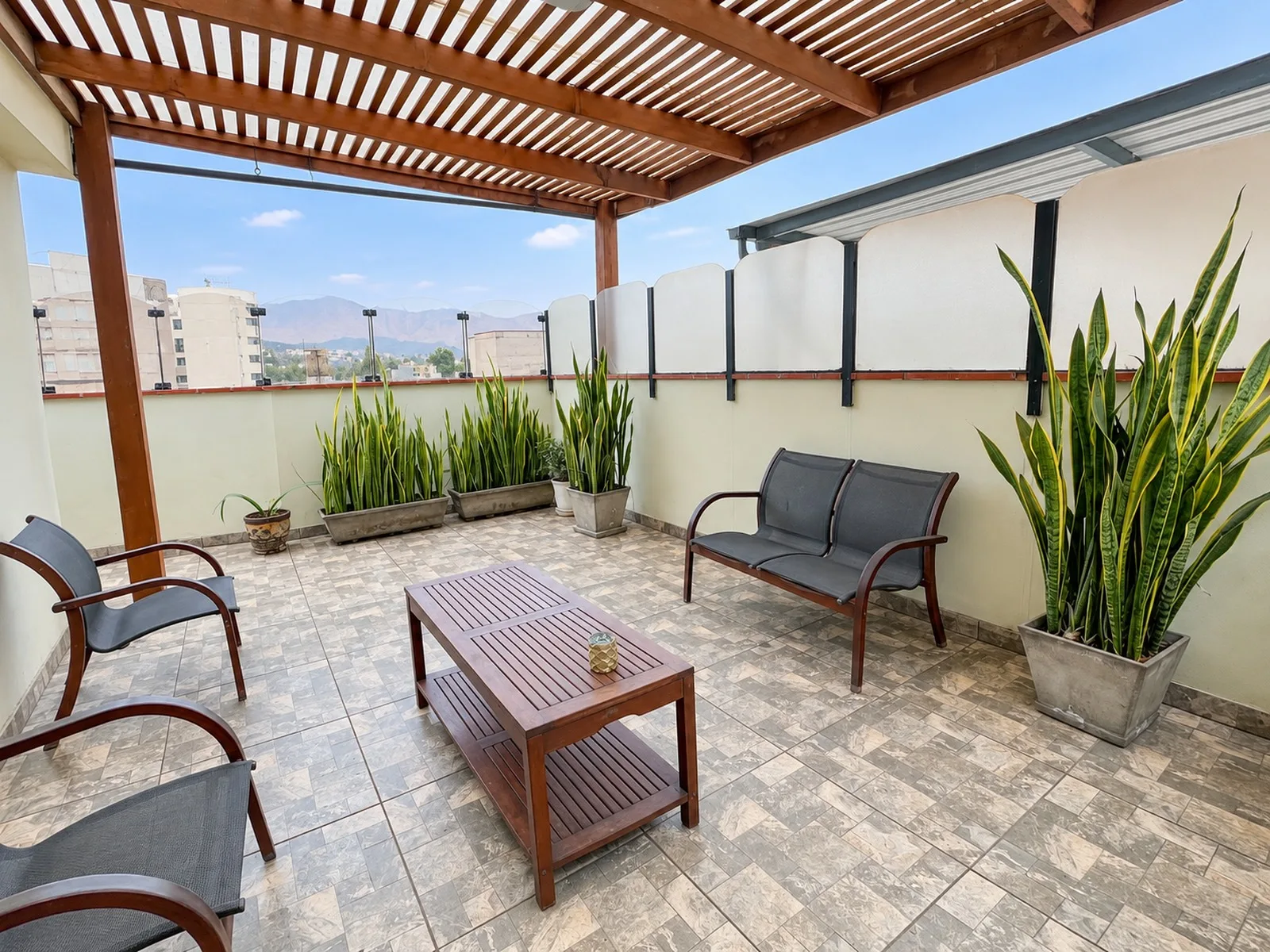 Dúplex de lujo en Monterrico, 228 m2, 4 dormitorios, cochera, estudio independiente, terraza con parrilla